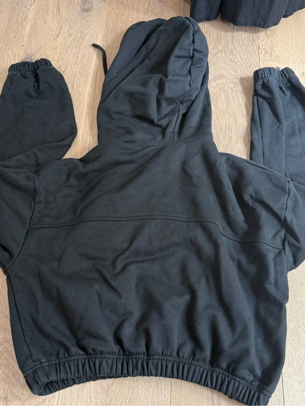 ALO Yoga Black Cropped Hoodie with Drawstring - Picture 4 of 4